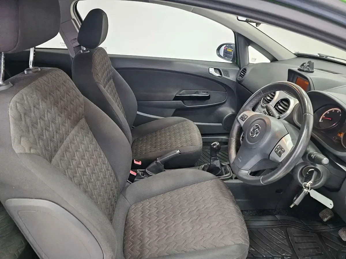 Used Vauxhall Corsa 83 HP (61 kW) 2014 Green Hatchback