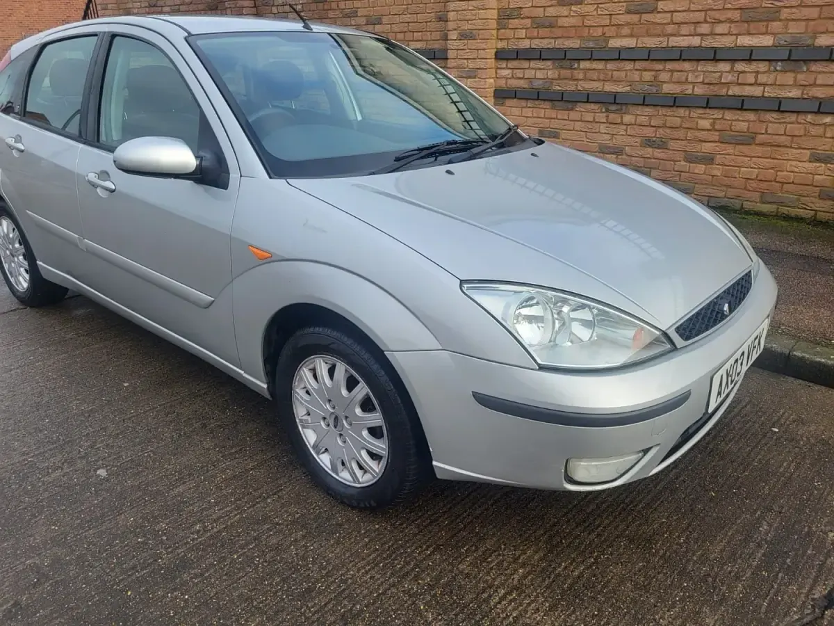 Usado Ford Focus Ghia 99 HP (72 kW) 2003 Prateado Citadino