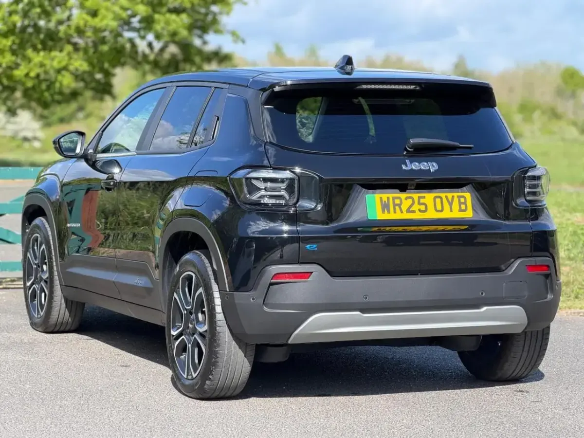 Begagnad Jeep Avenger EV Summit 114 kW (156 HK) 2025 Röd SUV