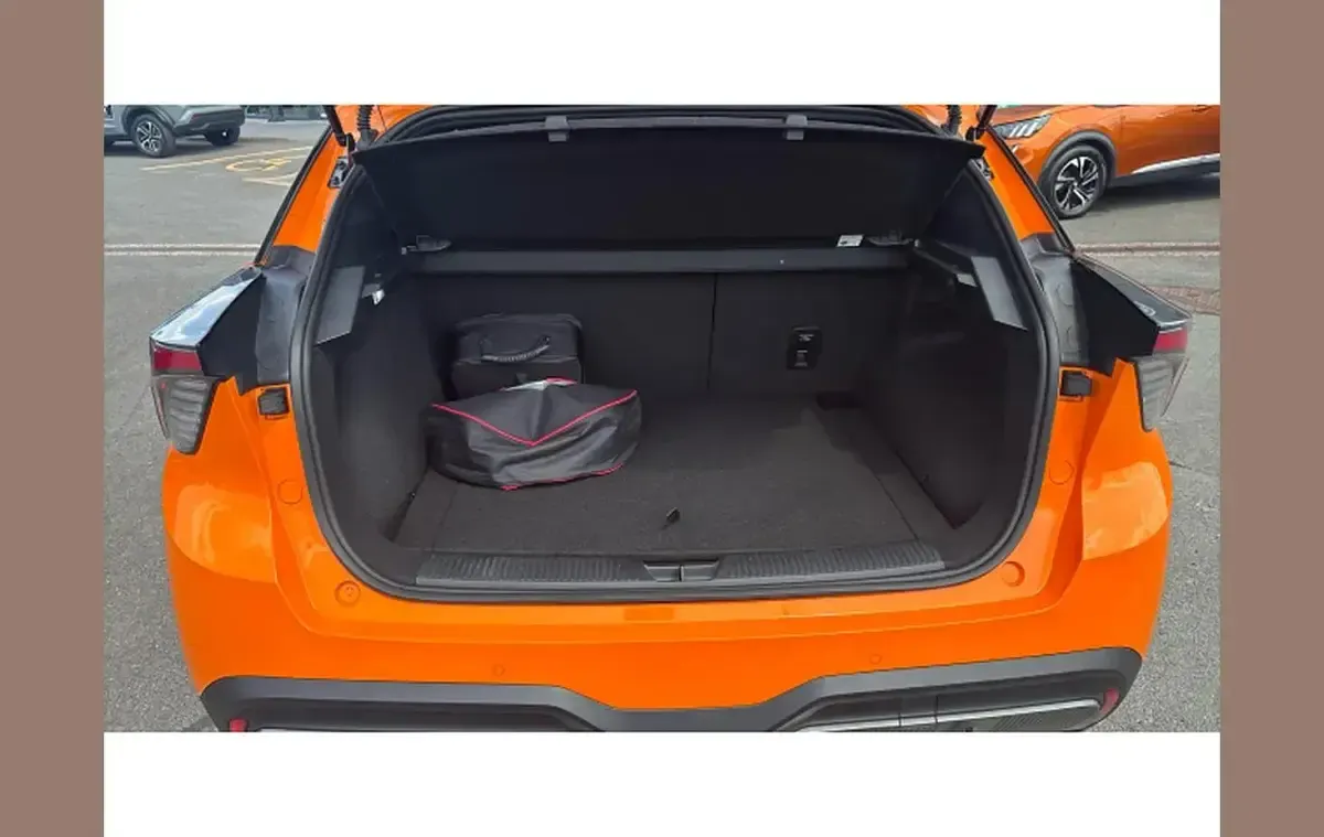 Used MG MG4 EV Trophy 150 kW (204 HP) 2023 Orange Hatchback