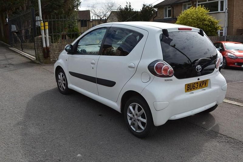 Used Toyota Aygo 68 HP (50 kW) 2013 White Hatchback