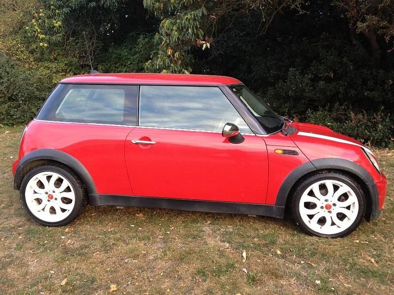 Used Mini ONE 90 HP (66 kW) 2006 Red Hatchback