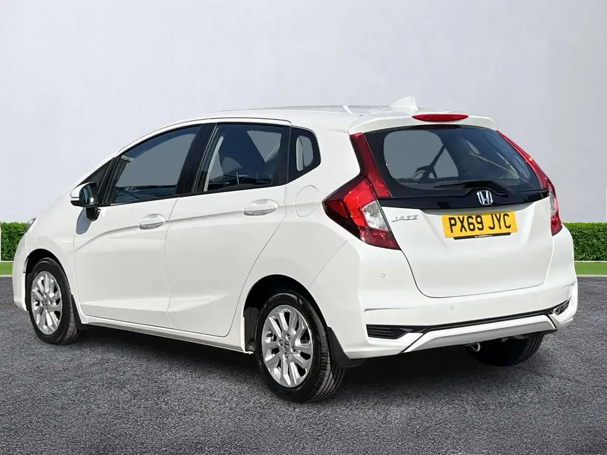 Used Honda Jazz SE 102 HP (75 kW) 2019 White Hatchback