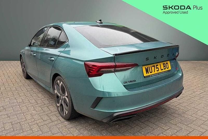 Begagnad Skoda Octavia vRS 195 HK (143 kW) 2025 Grön Halvkombi