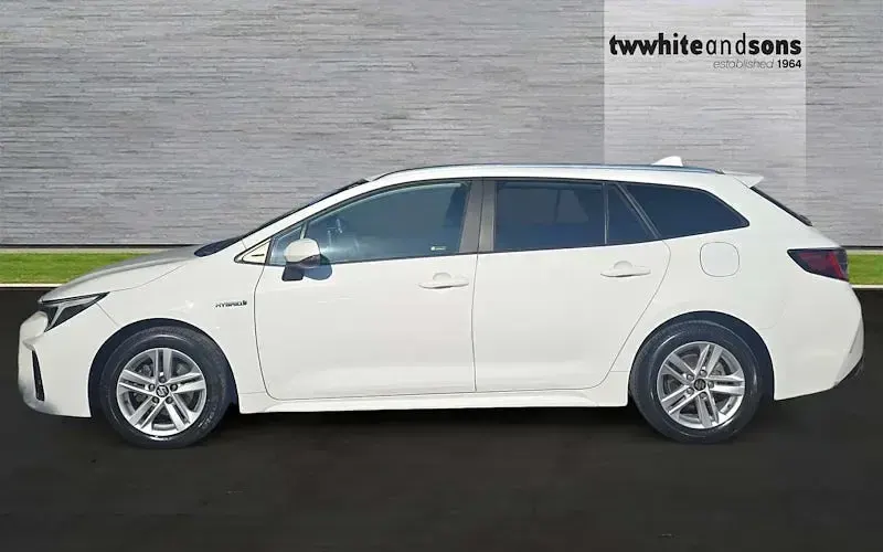 Used Suzuki Swace 140 HP (102 kW) 2023 Super white Estate