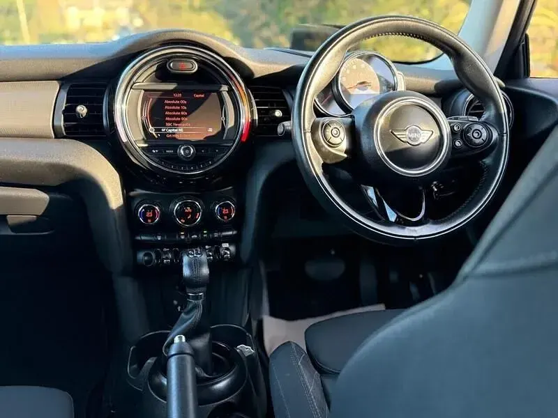 Usado Mini Cooper Hatch 136 CV (100 kW) 2018 Negro Utilitario