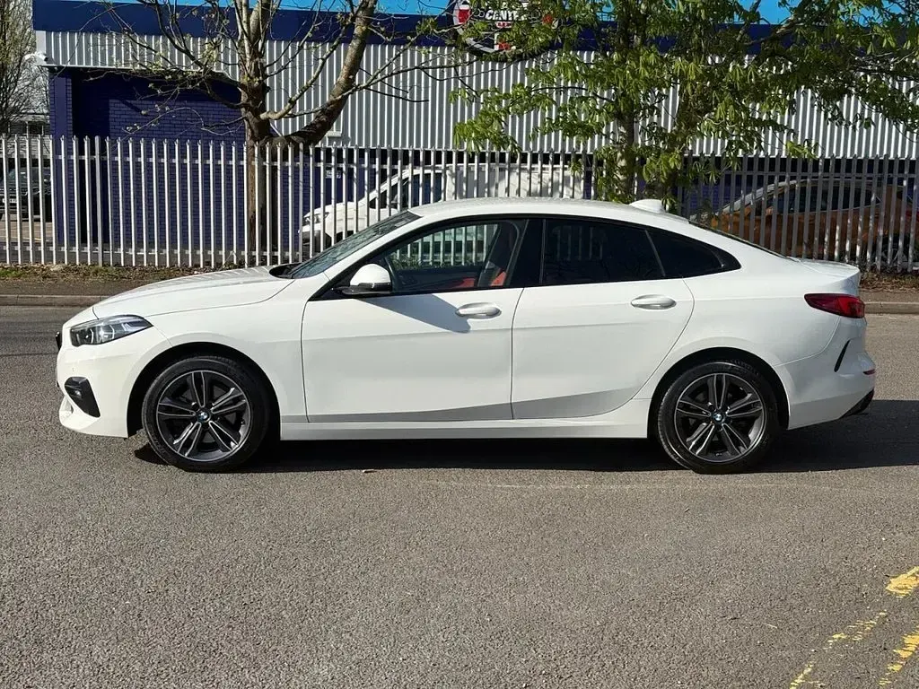 Usado BMW 218 Sport Line 150 CV (110 kW) 2023 Blanco Coupe