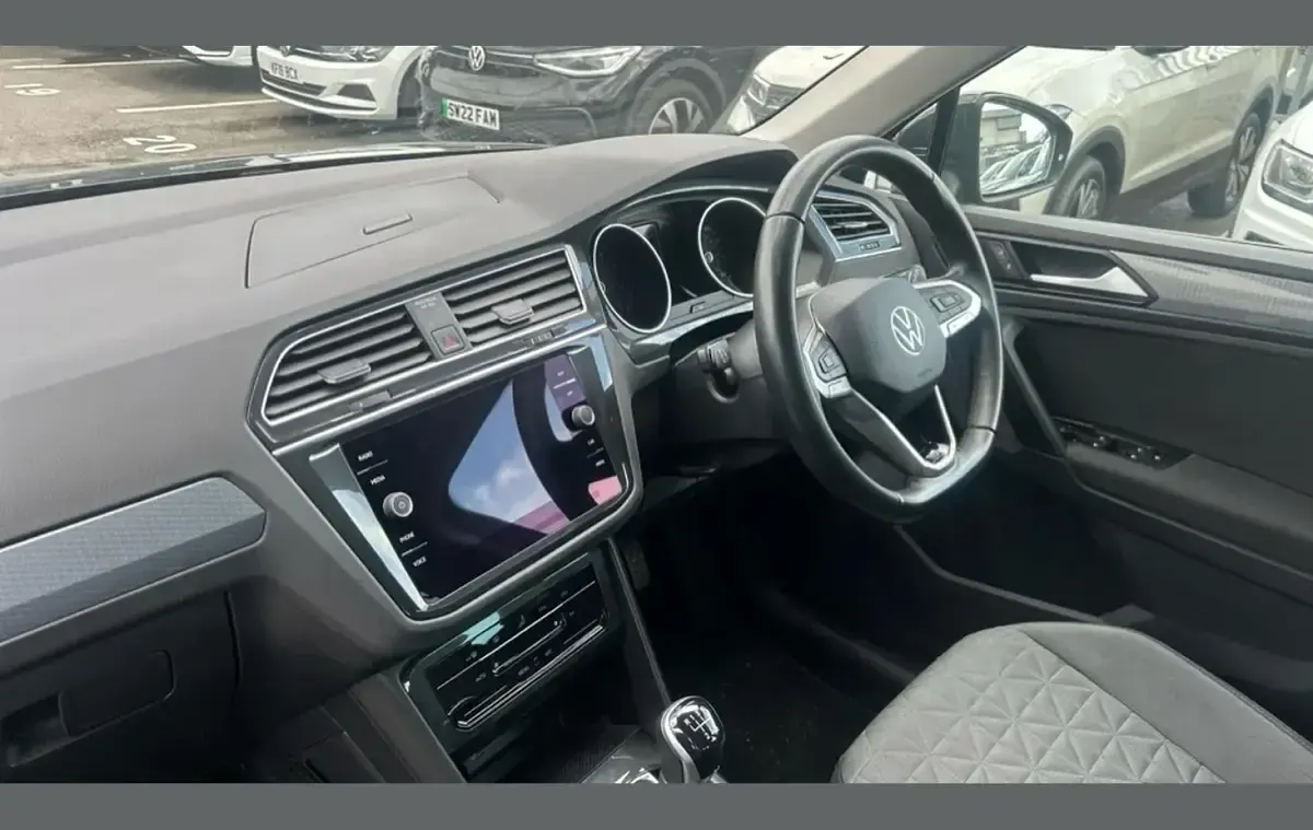 Usado VW Tiguan Life 150 CV (110 kW) 2023 Gris SUV