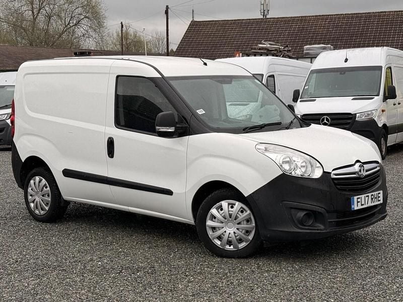 Used Vauxhall Combo S 95 HP (69 kW) 2017 White MPV