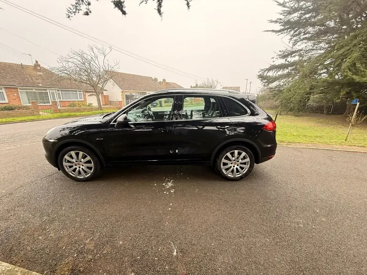 Used Porsche Cayenne 245 HP (180 kW) 2012 Black SUV