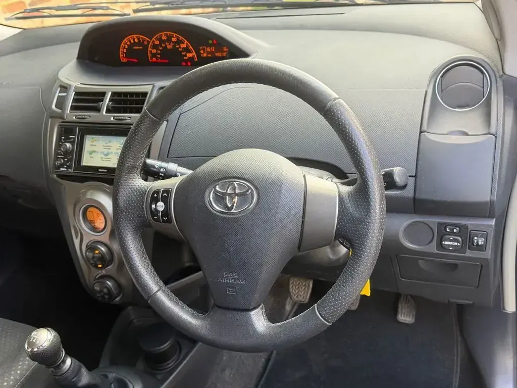 Used Toyota Yaris 101 HP (74 kW) 2011 Grey Hatchback