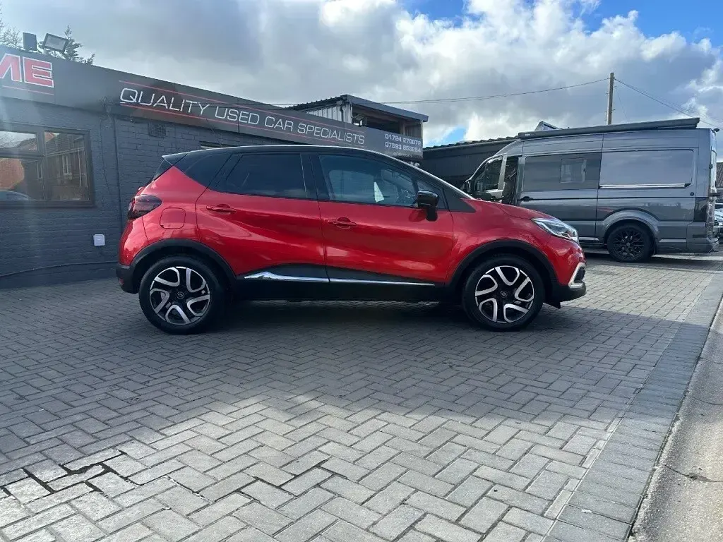 Used Renault Captur Dynamique 90 HP (66 kW) 2018 Red/black SUV