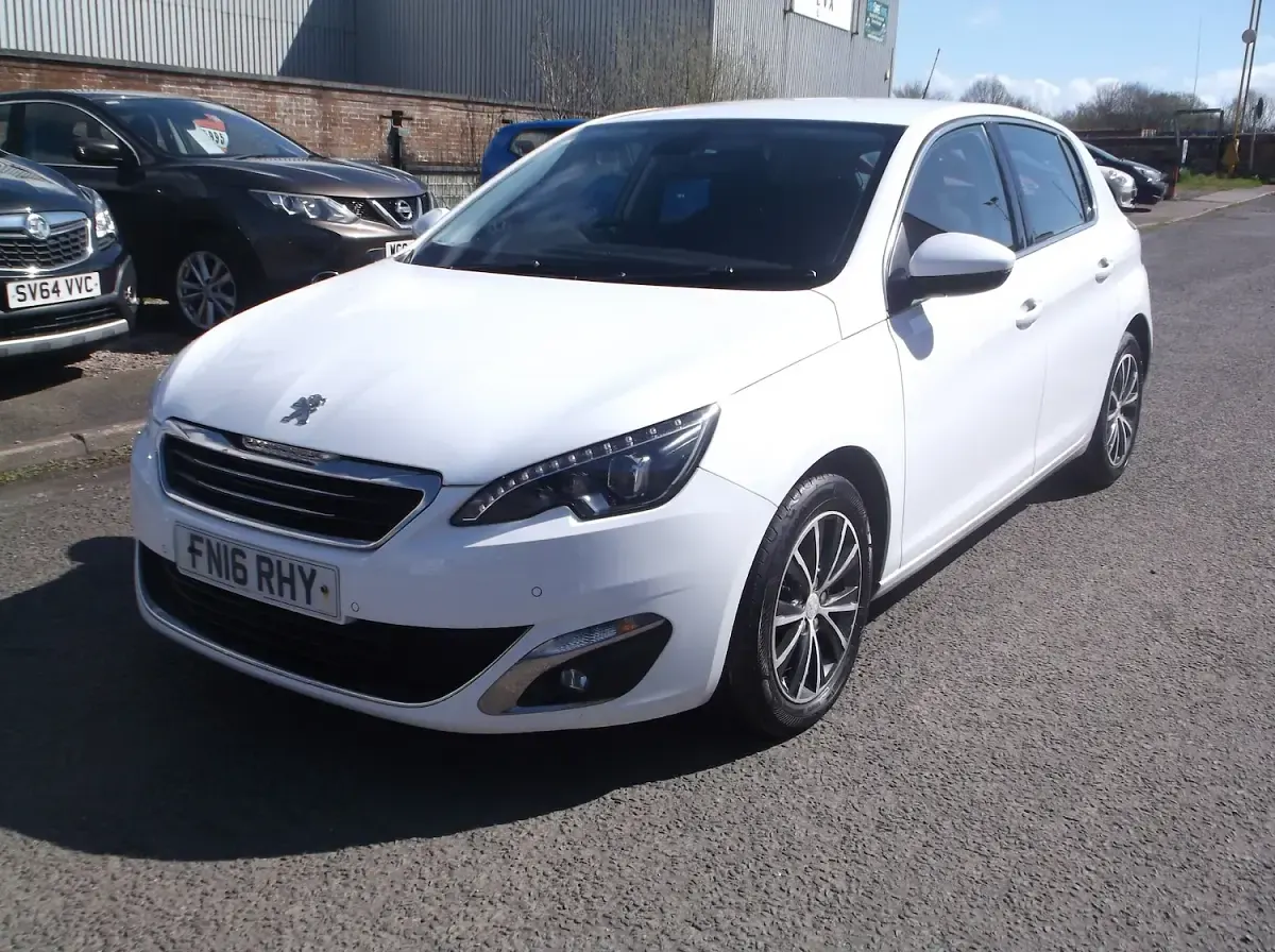 Used Peugeot 308 Allure 120 HP (88 kW) 2016 White Hatchback
