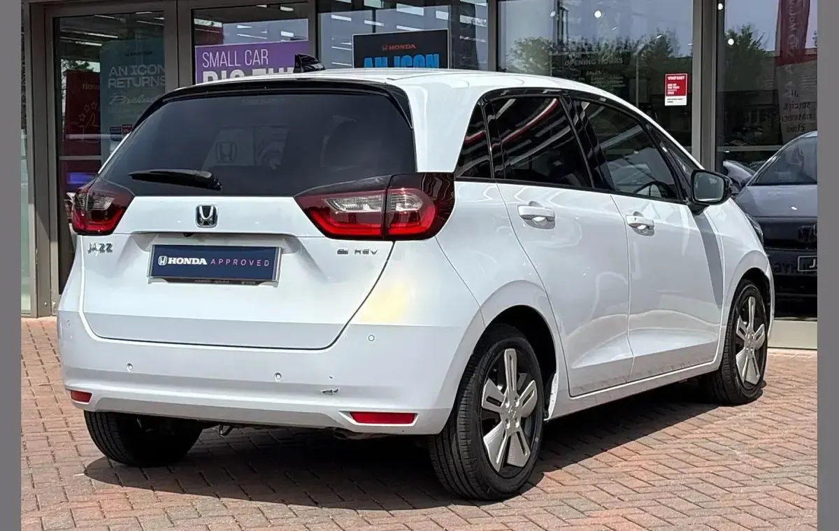 Used Honda Jazz Hybrid 109 HP (80 kW) 2021 Sunlight white Hatchback