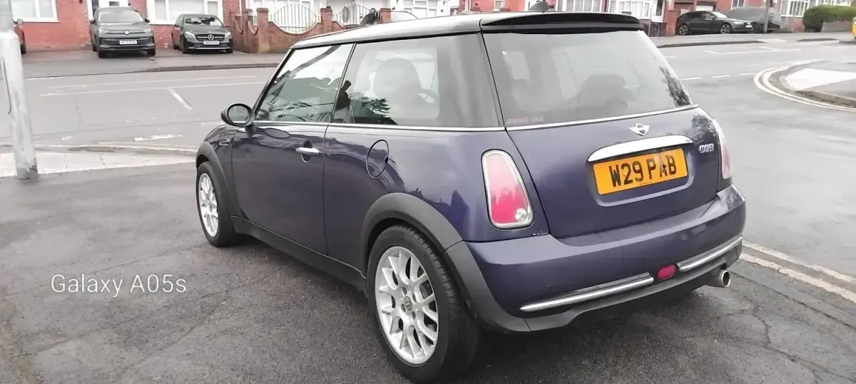 Usado Mini Cooper Hatch 116 CV (85 kW) 2005 Púrpura Utilitario