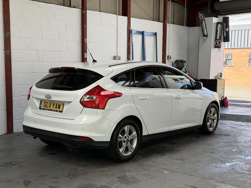 Used Ford Focus Zetec 105 HP (77 kW) 2011 White Hatchback