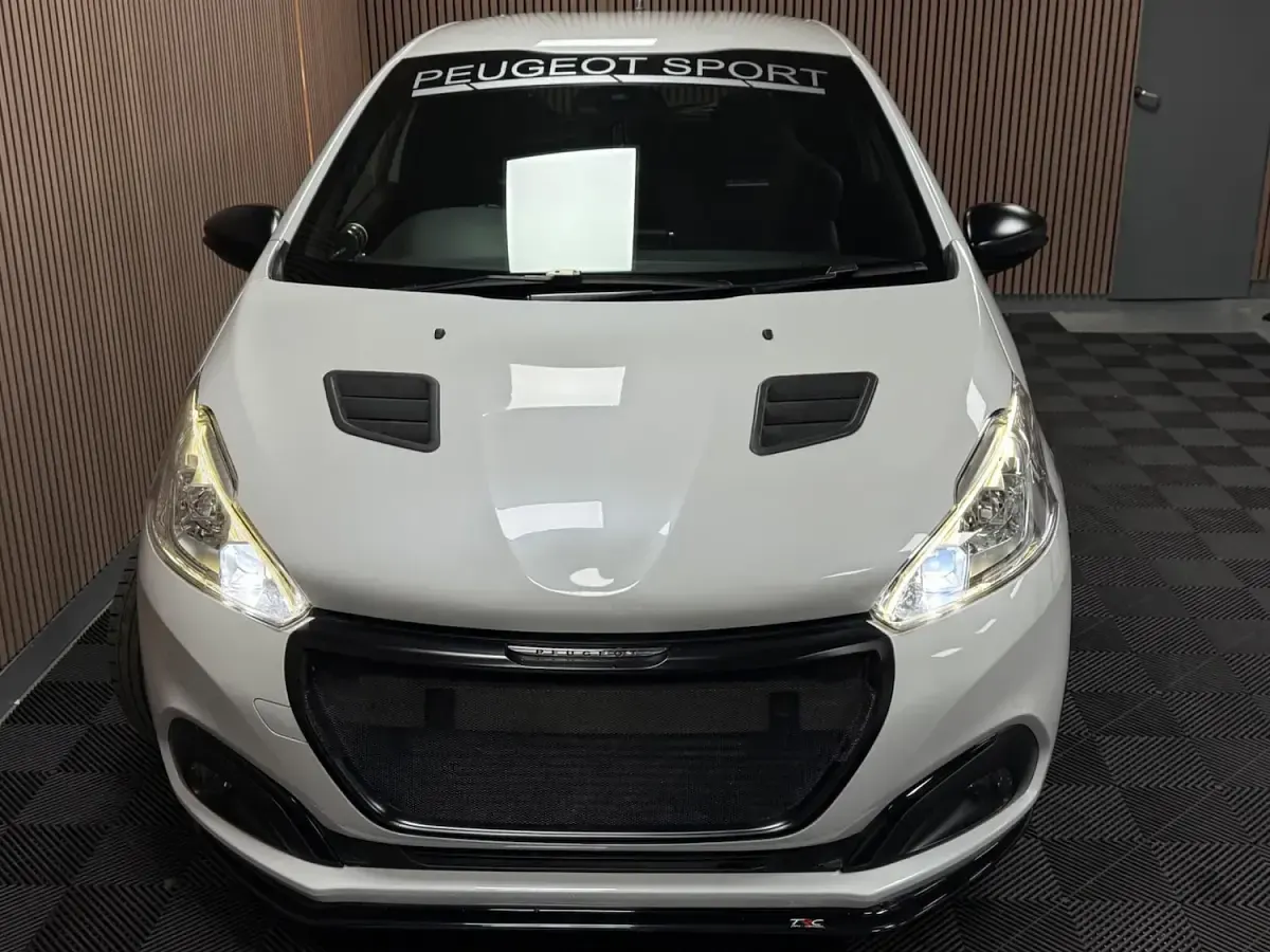 Used Peugeot 208 GTi by Peugeot Sport 208 HP (152 kW) 2016 White Hatchback