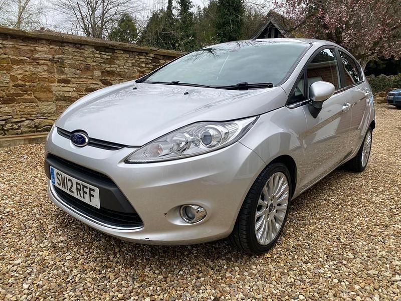 Used Ford Fiesta Titanium 94 HP (69 kW) 2012 Silver Hatchback