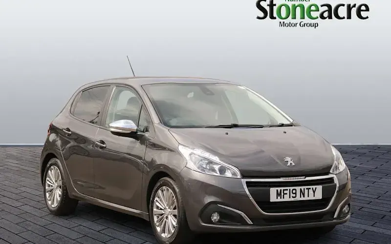 Used Peugeot 208 Signature Sky 82 HP (60 kW) 2019 Hatchback
