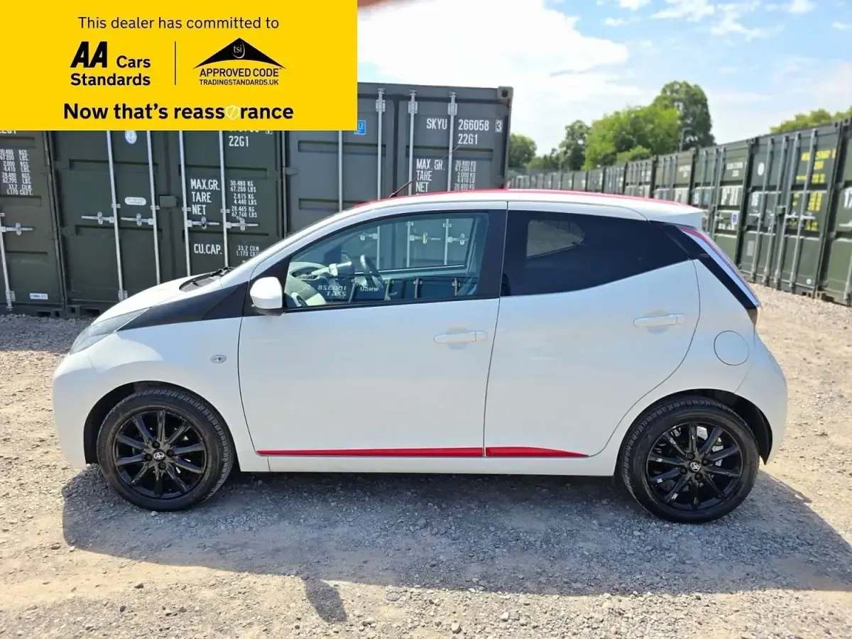 Used Toyota Aygo x-press 68 HP (50 kW) 2017 White Hatchback