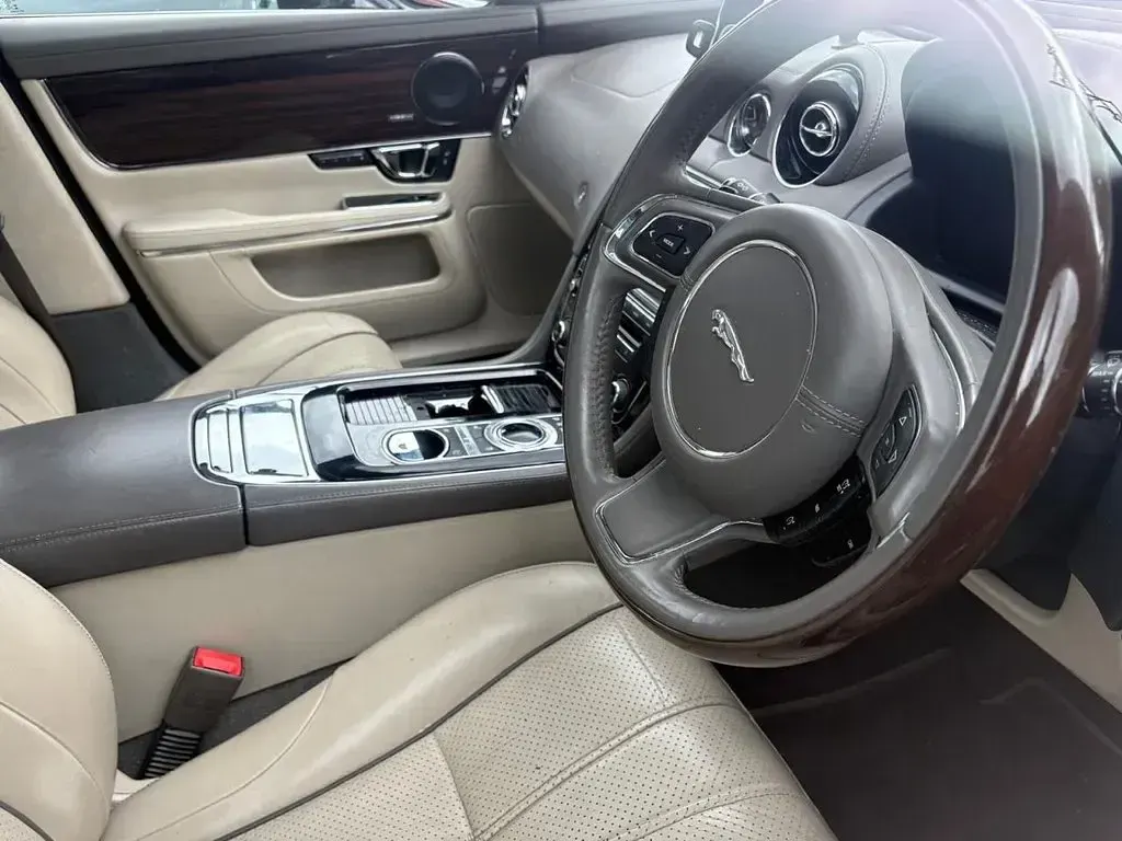 Used Jaguar XJ Portfolio 275 HP (202 kW) 2014 Red Sedan