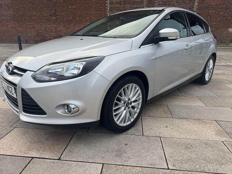 Begagnad Ford Focus Zetec 2012 Silver Halvkombi