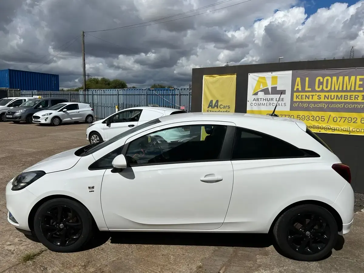 Used Vauxhall Corsa SRi 70 HP (51 kW) 2015 White Hatchback