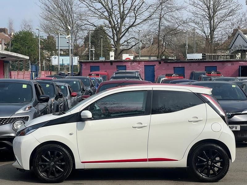 Used Toyota Aygo x-press 68 HP (50 kW) 2018 White Hatchback