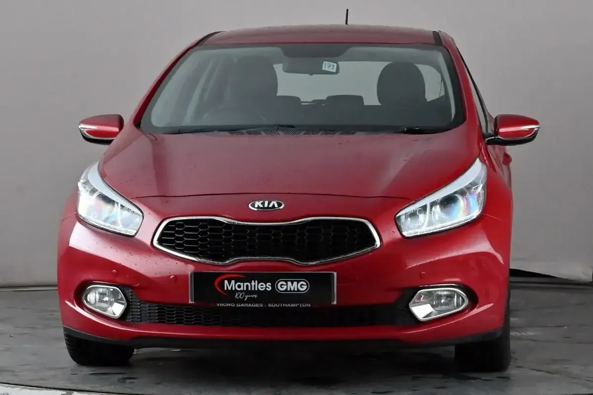 Used Kia Ceed 126 HP (92 kW) 2013 Red Hatchback