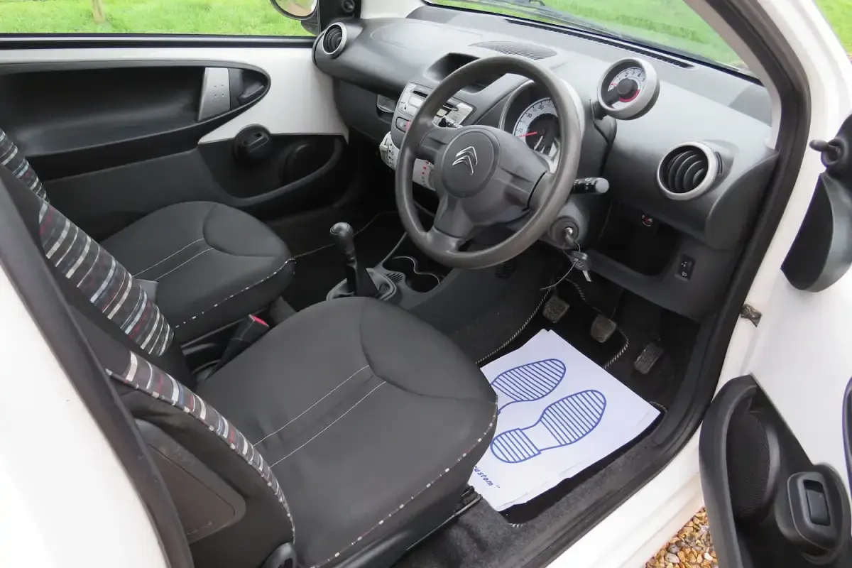 Used Citroën C1 VTR Sport 68 HP (50 kW) 2013 White Hatchback