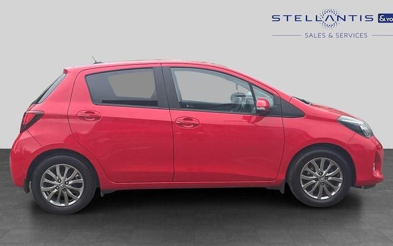 Begagnad Toyota Yaris 69 HK (50 kW) 2016 Röd Halvkombi