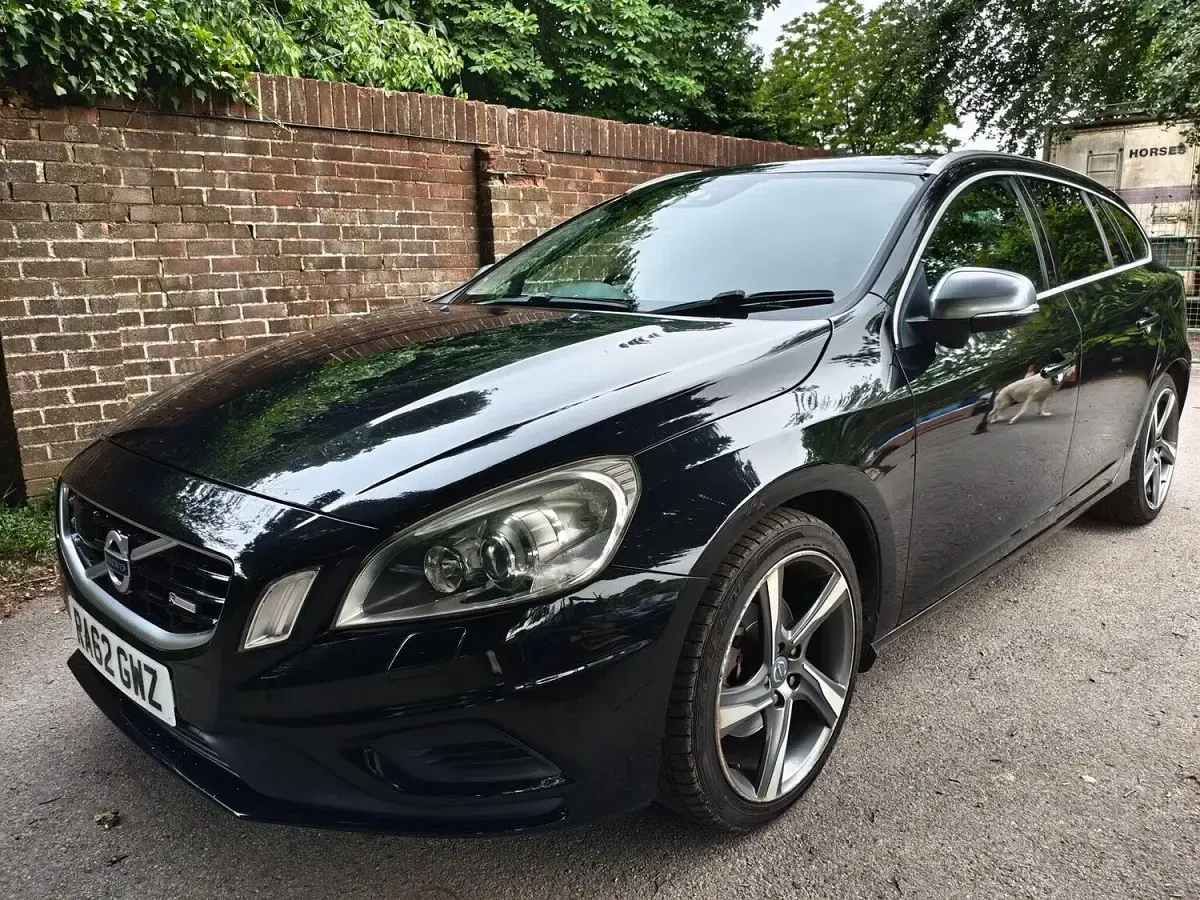Used Volvo V60 R-Design 180 HP (132 kW) 2012 Black Estate