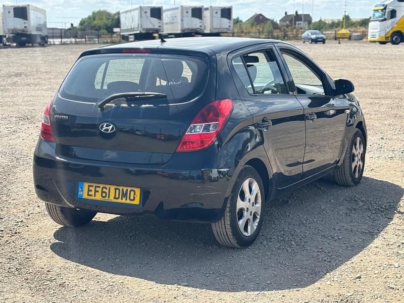 Used Hyundai i20 Comfort 77 HP (56 kW) 2011 Black Hatchback