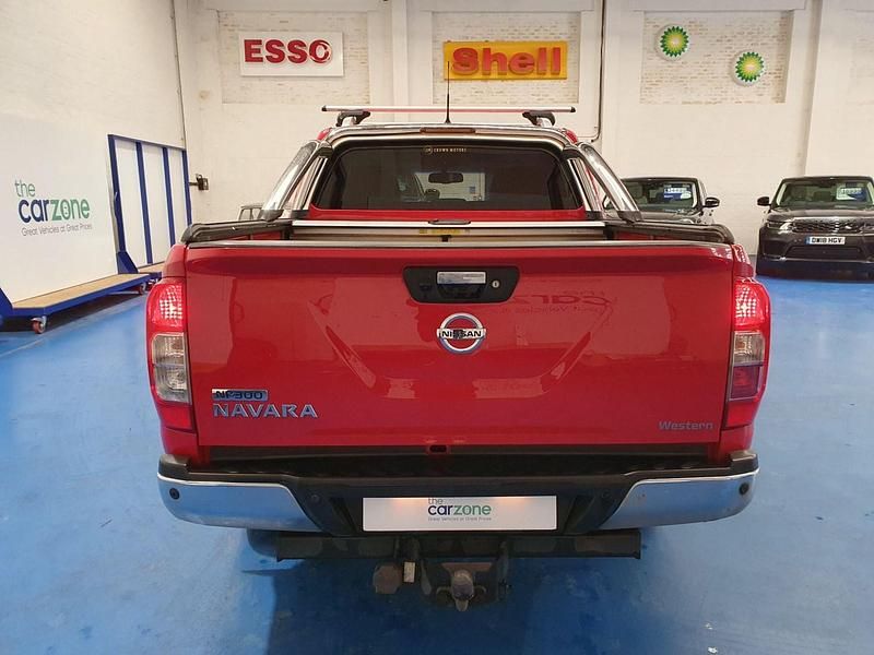 Used Nissan Navara Tekna 2016 Red Pickup
