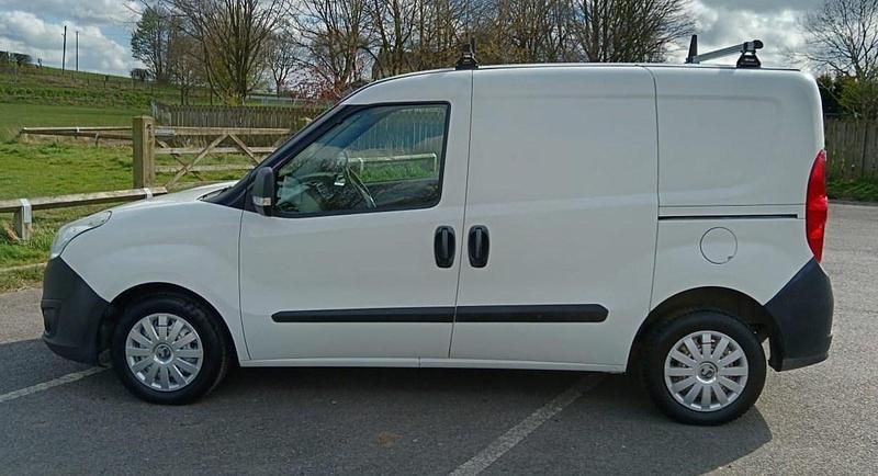Second-hand Vauxhall Combo 90 CP (66 kW) 2015 Alb Monovolum