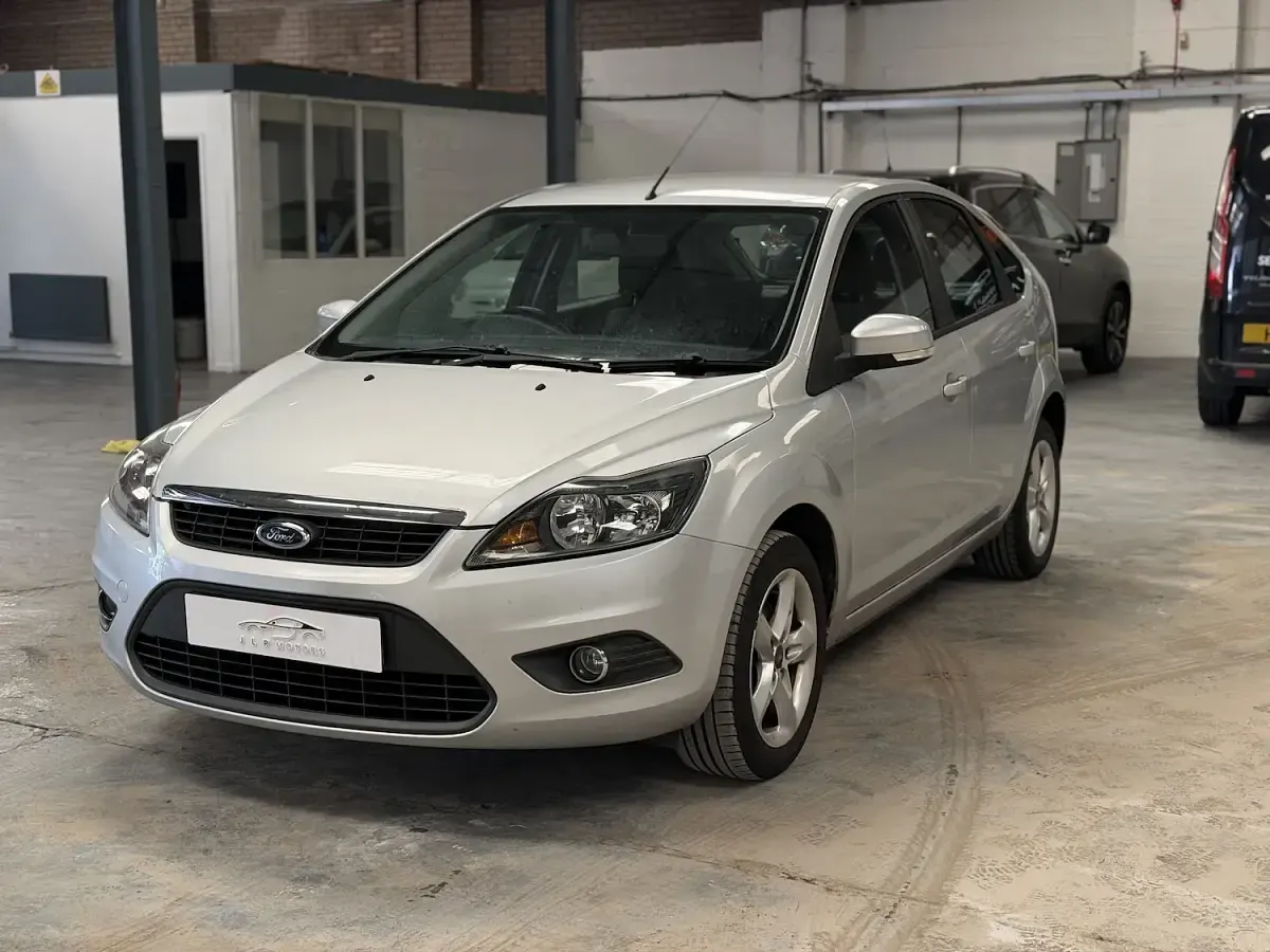 Used Ford Focus Zetec 123 HP (90 kW) 2010 Silver Hatchback