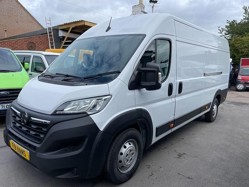 Used Vauxhall Movano 140 HP (102 kW) 2022 White MPV
