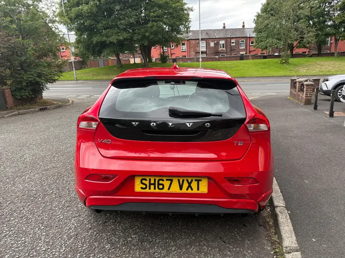 Used Volvo V40 Momentum 122 HP (89 kW) 2017 Red Hatchback