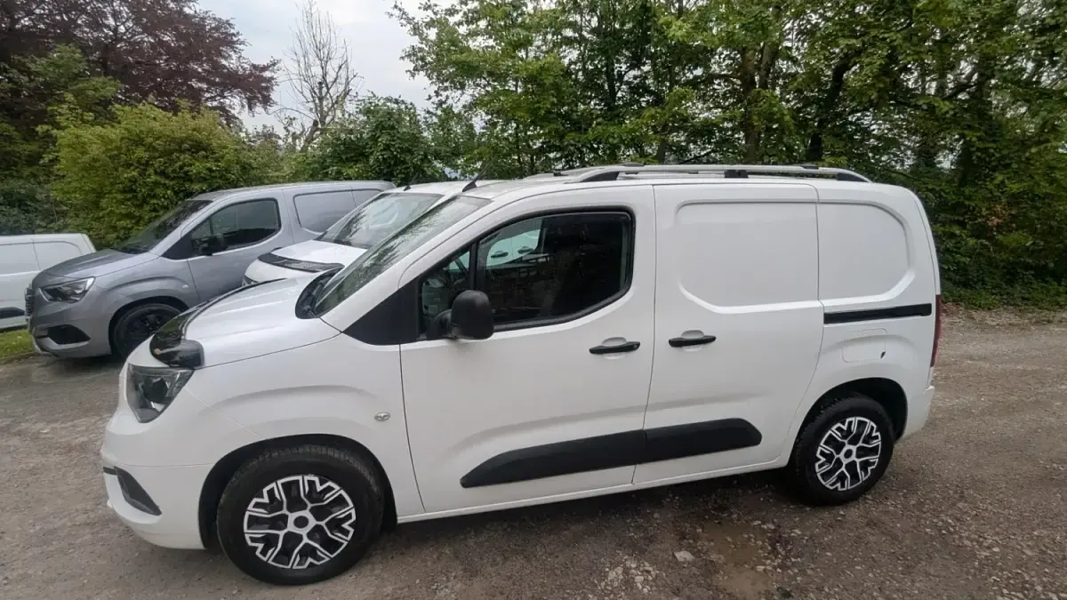 Usado Vauxhall Combo Sportive 100 CV (73 kW) 2020 Blanco Monovolumen