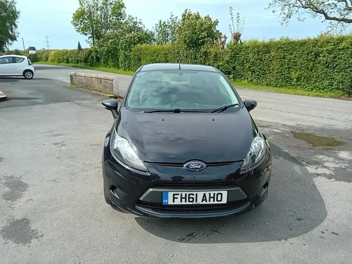 Begagnad Ford Fiesta 2012 Svart Halvkombi