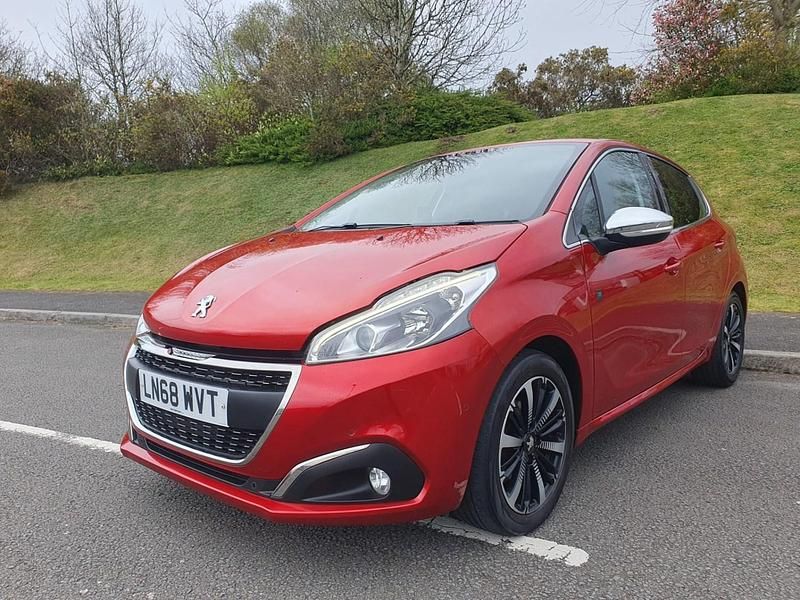 Used Peugeot 208 82 HP (60 kW) 2018 Red Hatchback