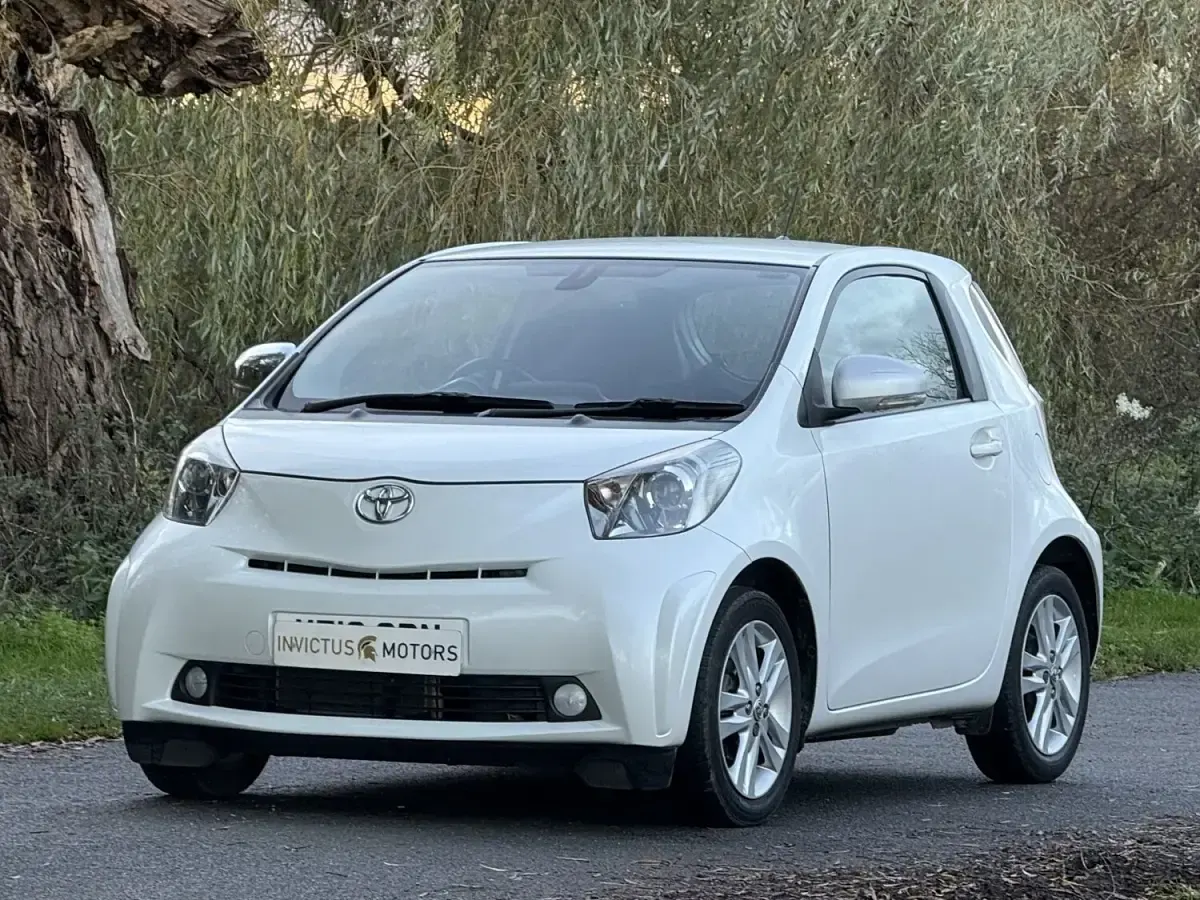 Used Toyota iQ 2010 White Hatchback