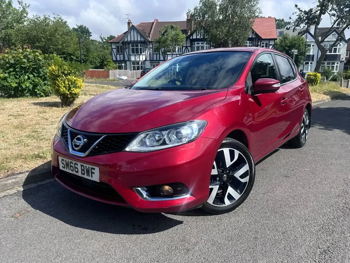 Used Nissan Pulsar Tekna 115 HP (84 kW) 2016 Red Hatchback