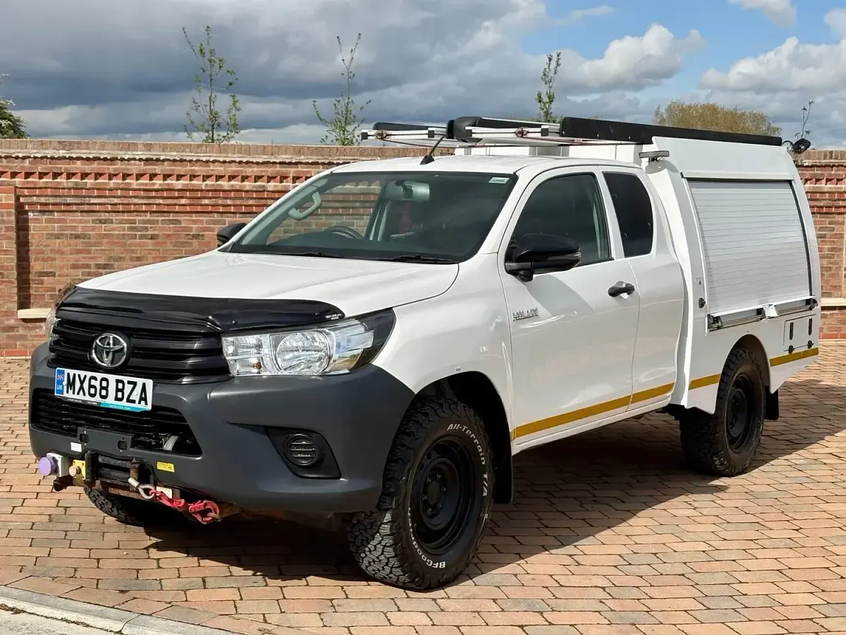 Used Toyota HiLux Active 150 HP (110 kW) 2018 White Pickup