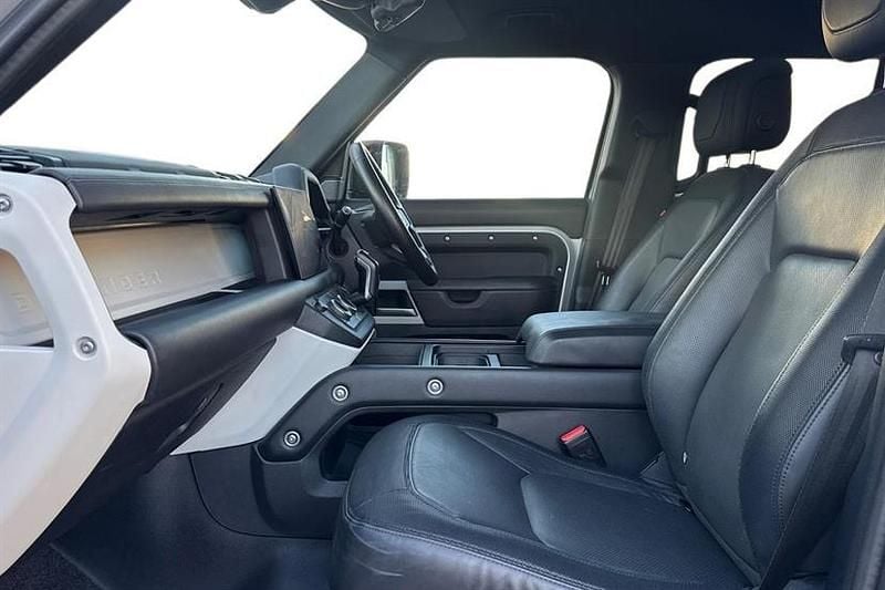 Used Land Rover Defender HSE Dynamic 300 HP (220 kW) 2024 Hakuba silver Estate