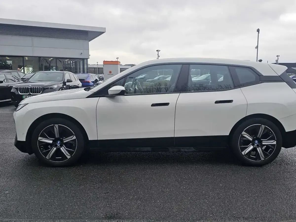 Usado BMW iX M Sport 239 kW (326 CV) 2023 Blanco SUV