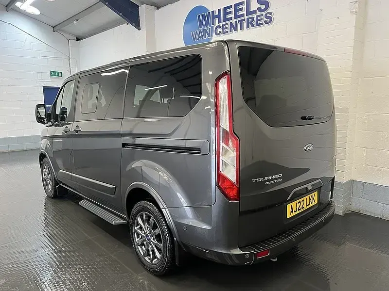Begagnad Ford Tourneo Custom Titanium X 2022 Grå Van