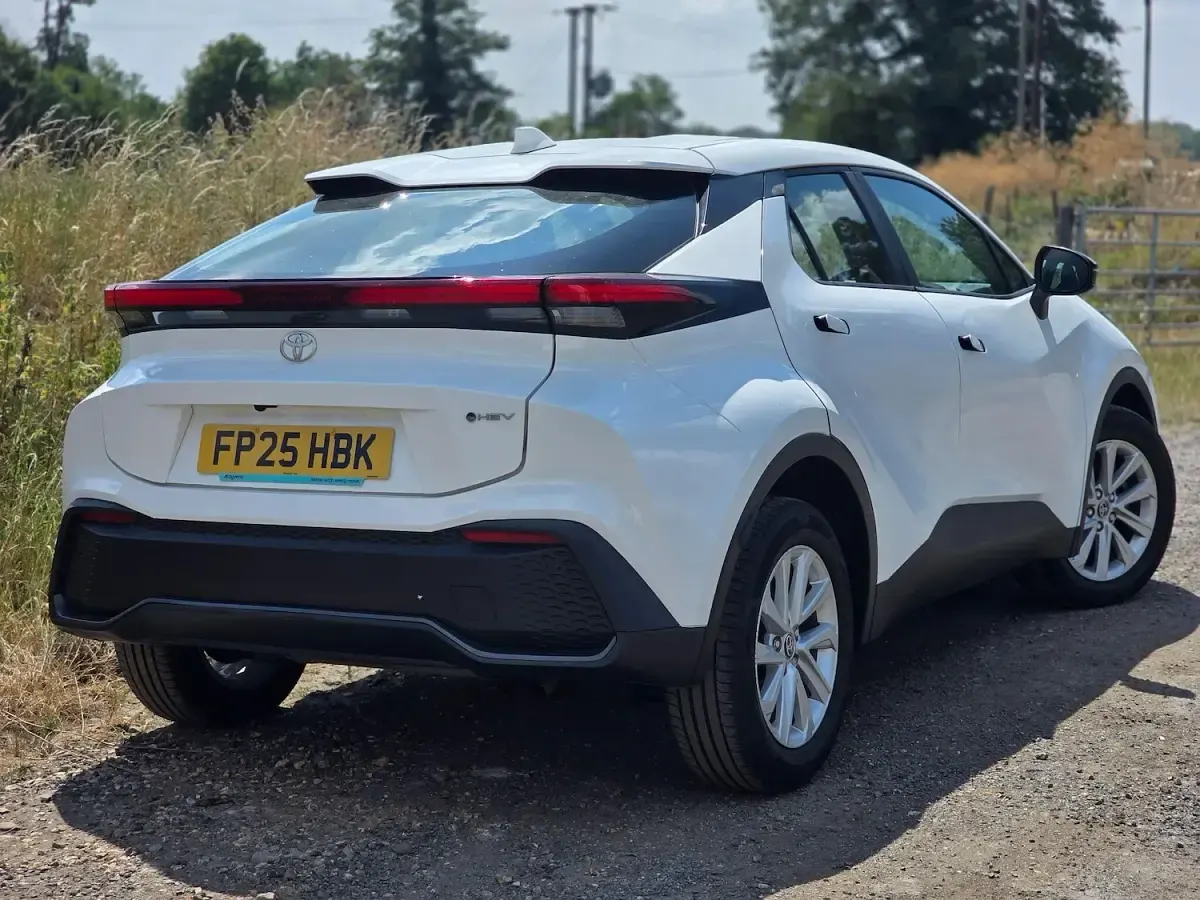 Used Toyota C-HR 140 HP (102 kW) 2025 White SUV