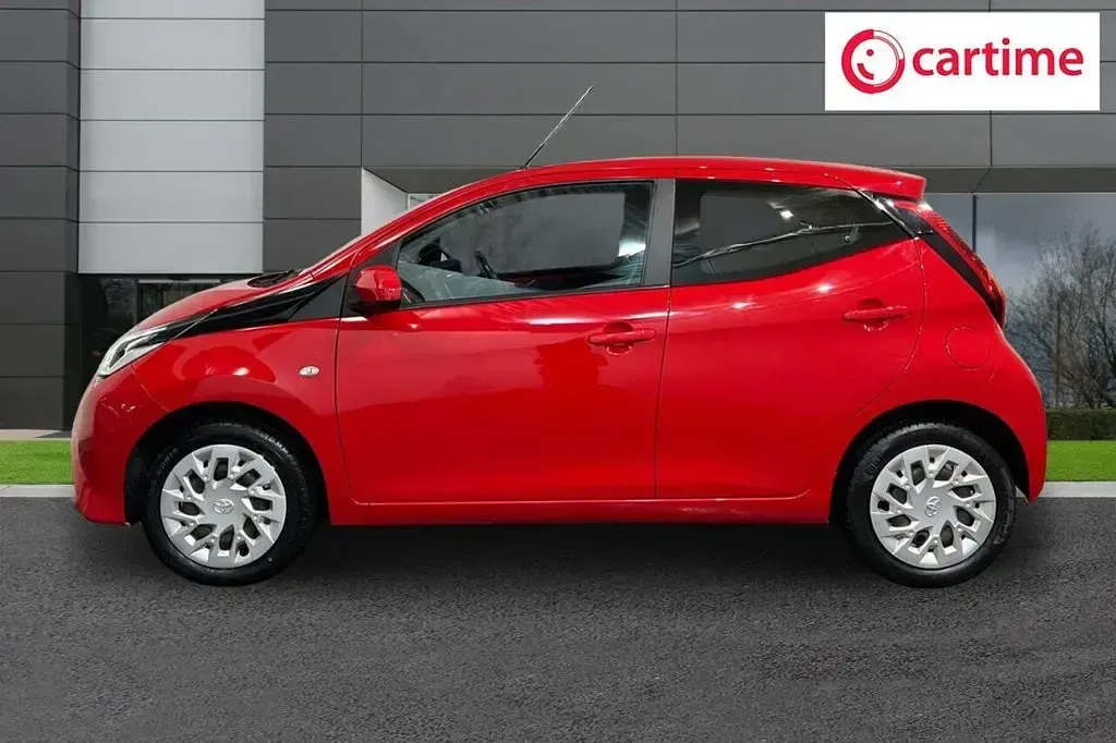 Używany Toyota Aygo X-play 71 KM (52 kW) 2019 Czerwony Hatchback