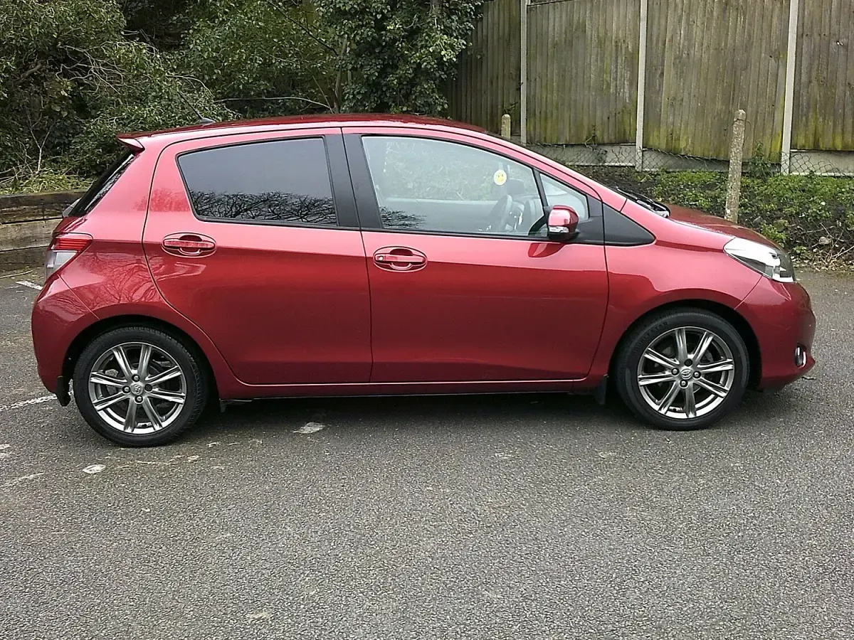 Used Toyota Yaris Multidrive S 99 HP (72 kW) 2013 Red Hatchback